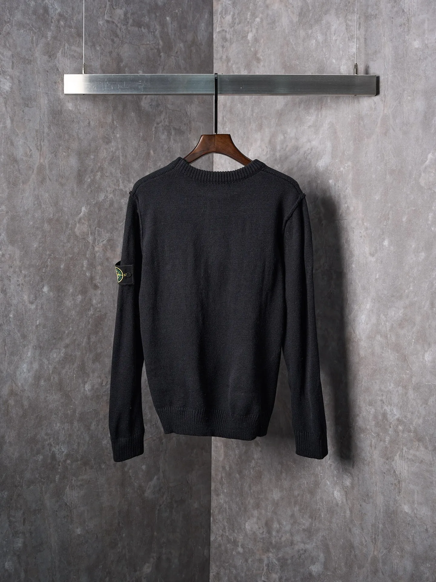 P410 Actual auction】Stonesland/Stone Island knitted round neck long-sleeved sweater with embroidered arm logo [Color] Black Gray Apricot [Ready Stock] S M L XL Made of 30% wool, 50% cotton, 20% spandex. The arm embroidery logo is made of double-layer soft leather, with embroidery logo technology on the surface and embellishment with the brand logo. Comes with laser engraved metal buttons. Garment washing-fixing color-fixing pattern-removing wool impurities.  This style is woven with a 7-needle imported machine, with knitted threads on the neck and hem, and embroidered logos on the arms to present the brand vision.